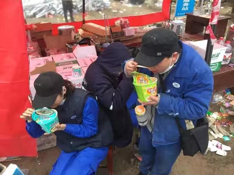 武船集團(tuán)援建突擊隊員通宵作業(yè)后，2月2日晨在施工現(xiàn)場吃早餐
